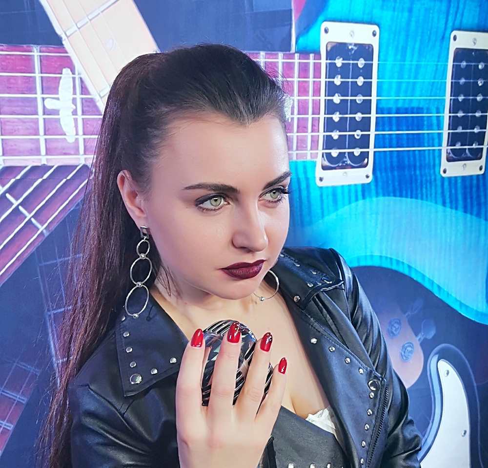 Пісня про віру в кохання: Людмила Клименко зворушила новим треком «Нічний вогонь»