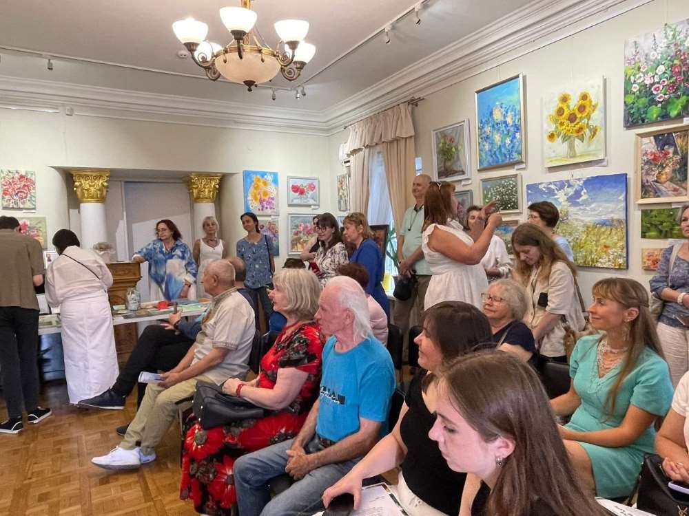 «Коли квітне літо»: благодійна виставка живопису об’єднала митців заради шляхетної мети