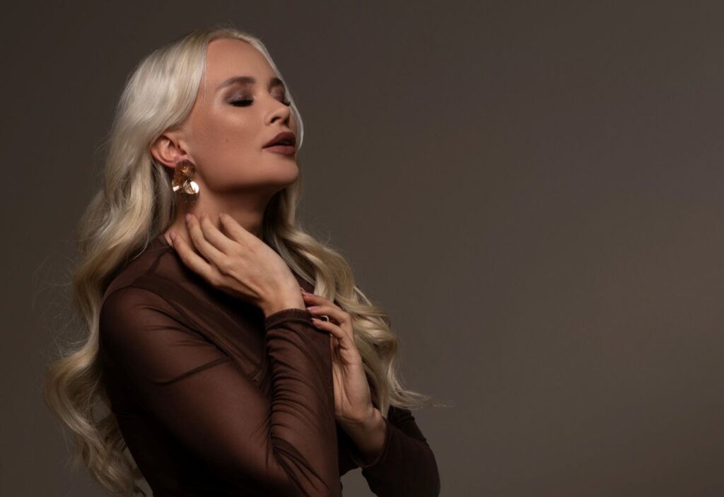 “Листопад зриває листочки, а я знімаю рожеві окуляри”: Angela співає про жіночу силу