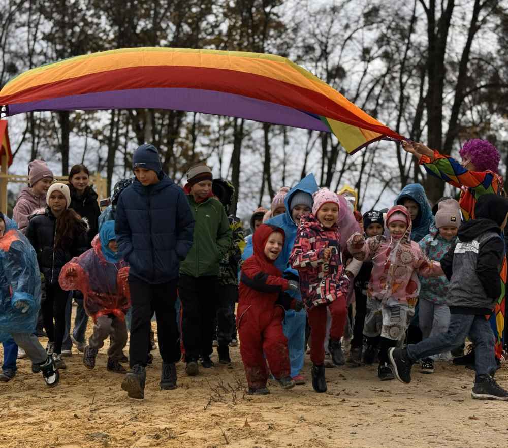 У Краснокутську відкрили дитячий майданчик, створений із любов’ю та турботою завдяки благодійному клубу «Be Kind»