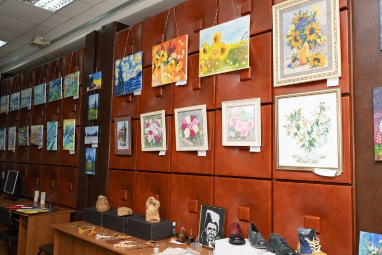 Єдність культур у барвах: у столиці презентували масштабну українсько-азербайджанську мистецьку подію - виставку “Калейдоскоп кольорів” Єдність культур у барвах: у столиці презентували масштабну українсько-азербайджанську мистецьку подію - виставку “Калейдоскоп кольорів”