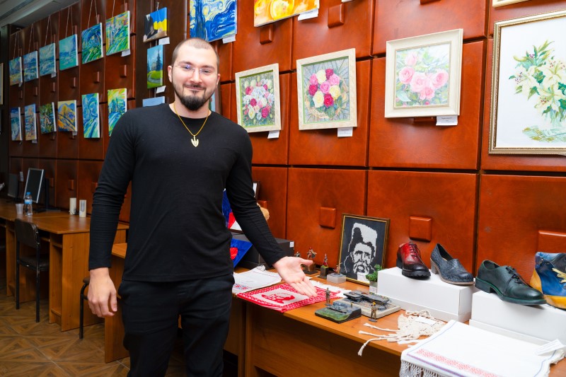 Єдність культур у барвах: у столиці презентували масштабну українсько-азербайджанську мистецьку подію - виставку “Калейдоскоп кольорів”