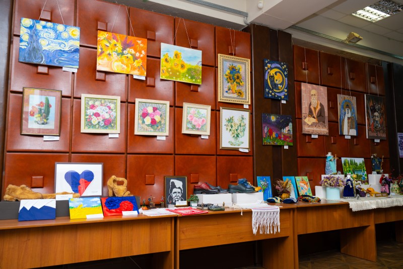 Єдність культур у барвах: у столиці презентували масштабну українсько-азербайджанську мистецьку подію - виставку “Калейдоскоп кольорів”