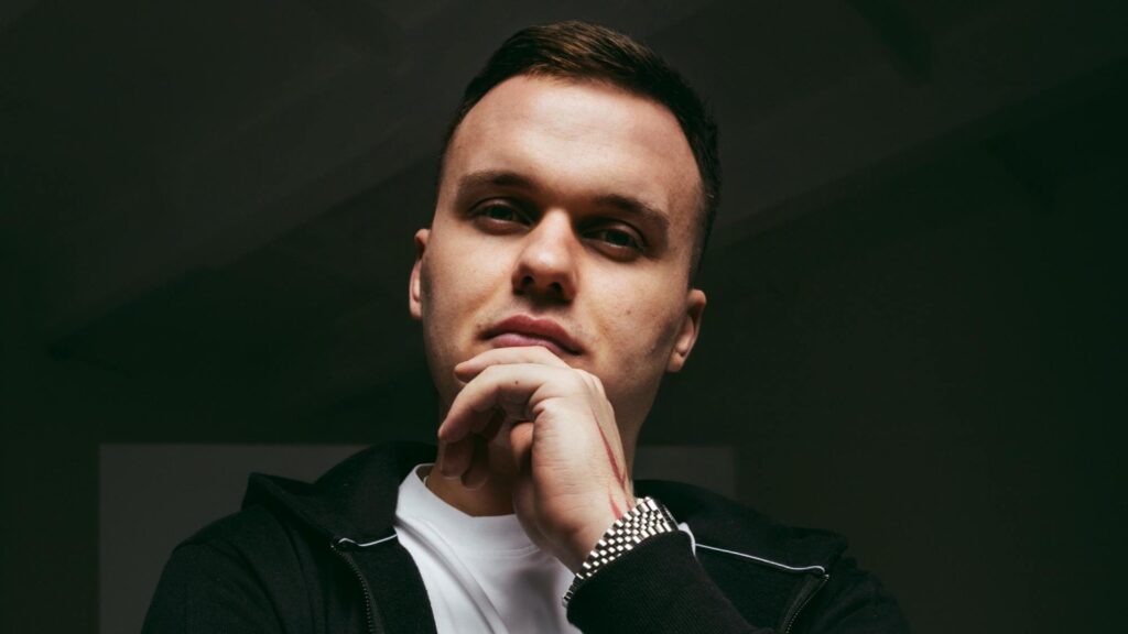 Блогер і співак MARSIK випустив трек «Незалежна мала» – про незалежність, кохання і теплі обійми Блогер і співак MARSIK випустив трек «Незалежна мала» – про незалежність, кохання і теплі обійми