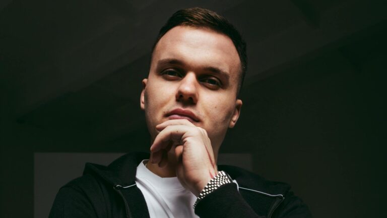 Блогер і співак MARSIK випустив трек «Незалежна мала» – про незалежність, кохання і теплі обійми