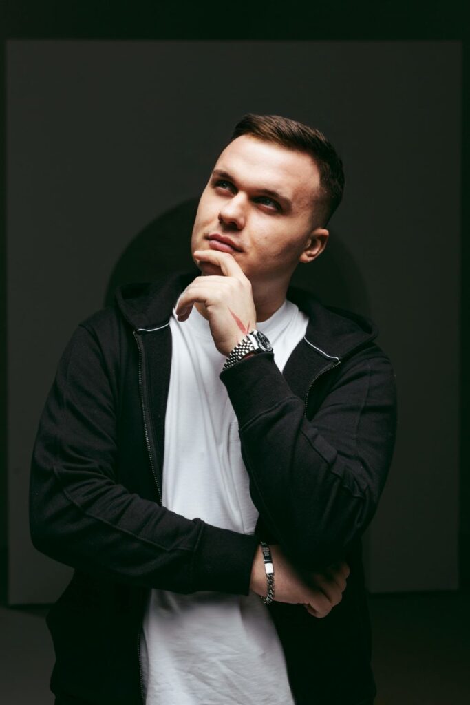 Блогер і співак MARSIK випустив трек «Незалежна мала» – про незалежність, кохання і теплі обійми