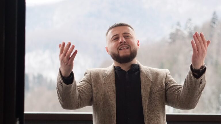 MoNaKiss представив нову pop punk rock композицію з іронічним наративом і карпатським візуальним кодом MoNaKiss представив нову pop punk rock композицію з іронічним наративом і карпатським візуальним кодом