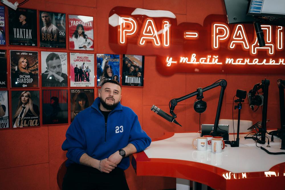 Перший ефір MoNaKiss: артист презентував себе широкій аудиторії