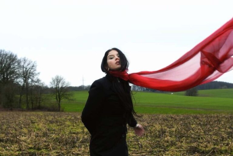 VAMBRA у синглі «Korni»: про пошук себе, належність і силу коріння VAMBRA у синглі «Korni»: про пошук себе, належність і силу коріння