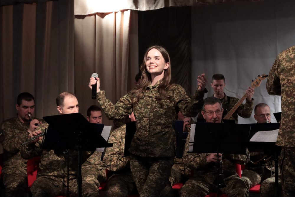 Військова та артистка Вікторія Сімонова презентувала композицію «Мамина сила», присвячену материнській любові Військова та артистка Вікторія Сімонова презентувала композицію «Мамина сила», присвячену материнській любові