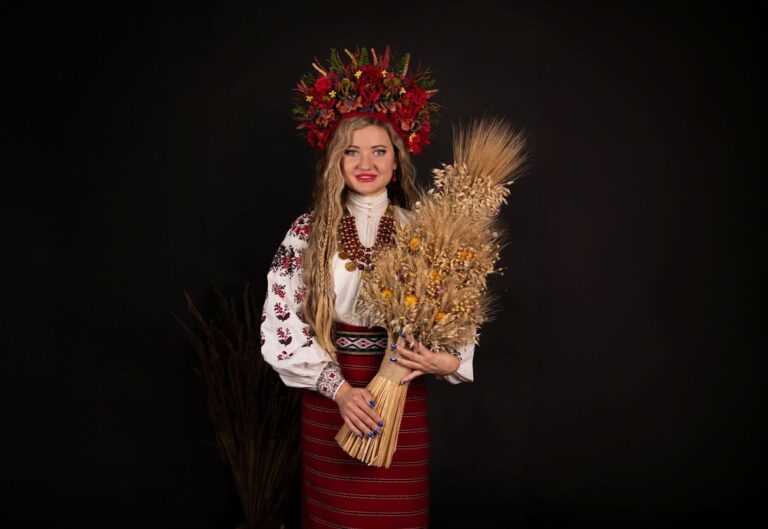 Військова співачка Охтирчанка представила сучасну версію пісні «Ой на горі та й женці жнуть» до Дня Вишиванки Військова співачка Охтирчанка представила сучасну версію пісні «Ой на горі та й женці жнуть» до Дня Вишиванки