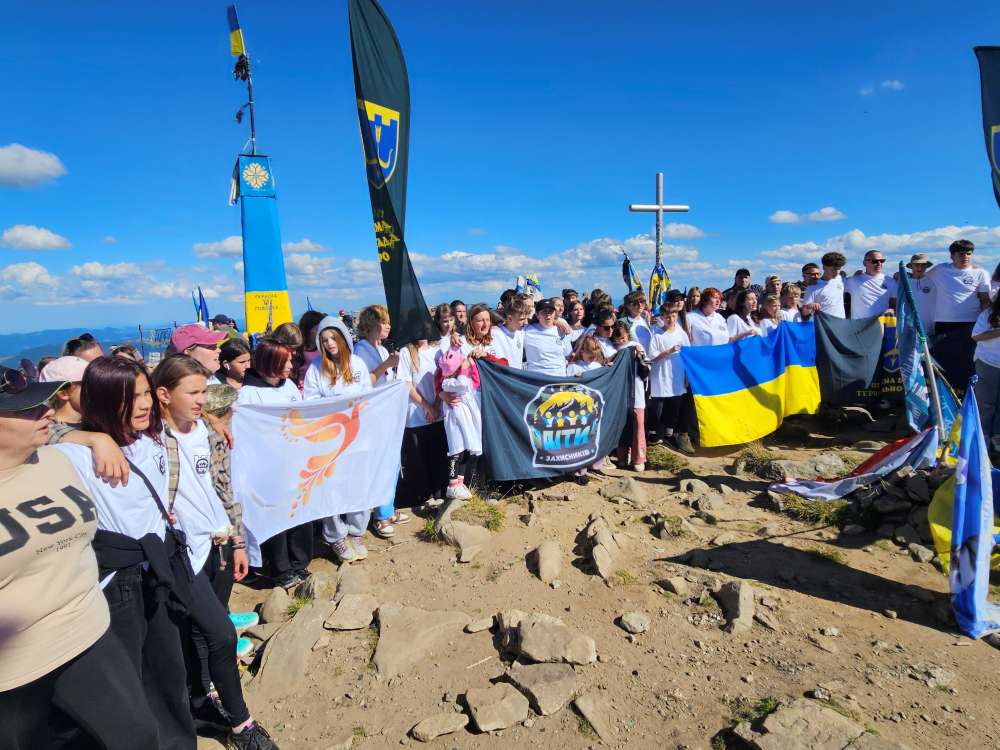 Рекорд країни: 118 дітей захисників піднялися на Говерлу у День Незалежності України