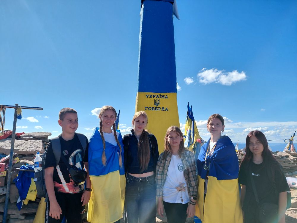 Рекорд країни: 118 дітей захисників піднялися на Говерлу у День Незалежності України